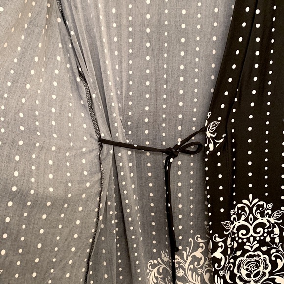 Black and White Robe - Picture 3 of 10